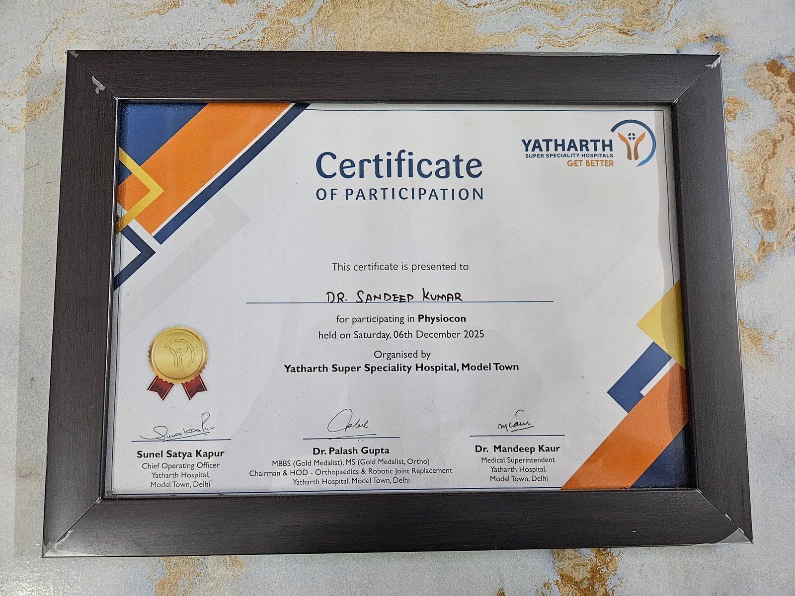dr-sandeep-yatharth-hospital-physiocon-certificate-rohini.jpg