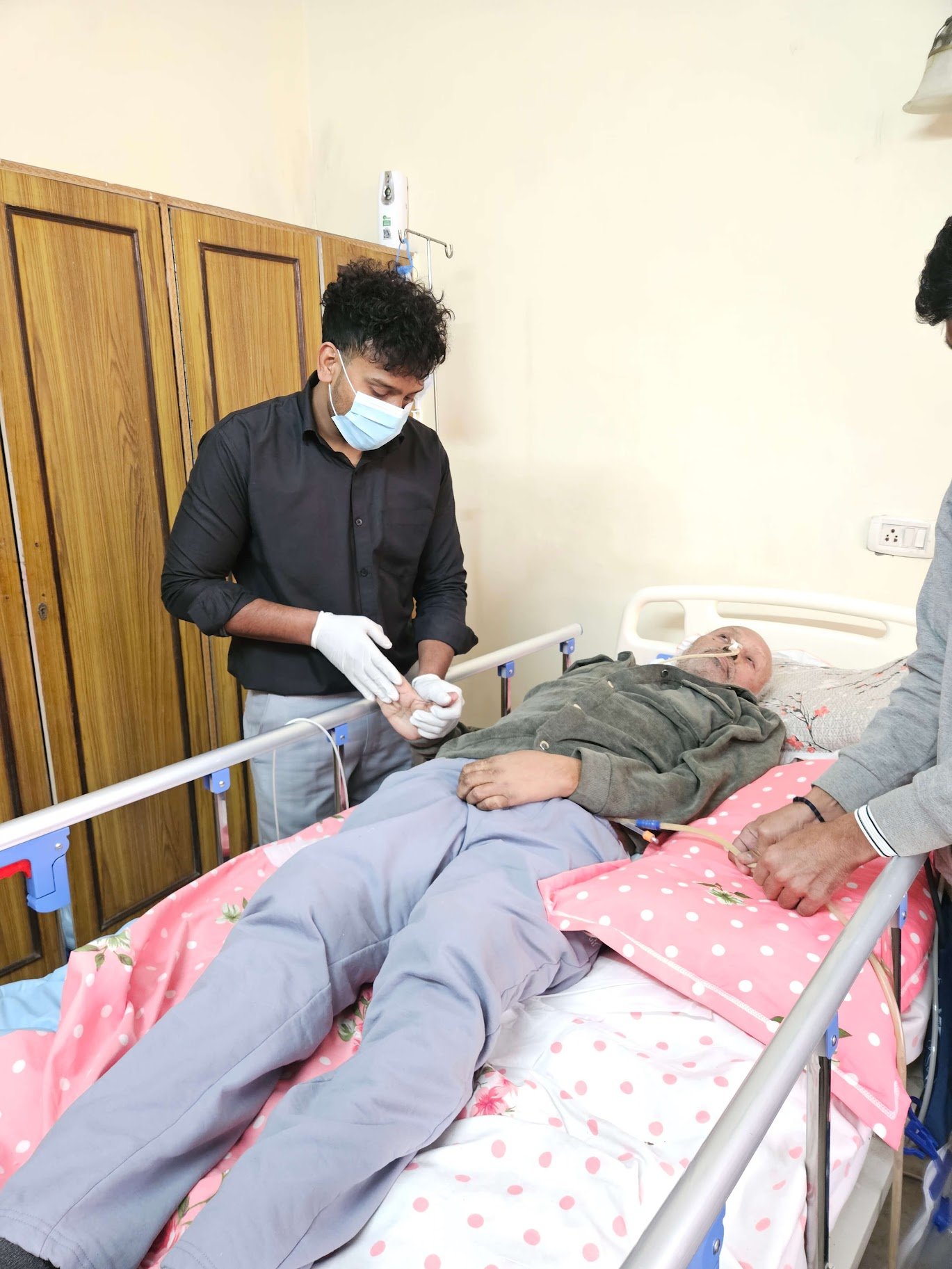 Dr Sandeep Singh PT Best Physiotherapist in Rohini, providing home visit physiotherapy in rohini for critical home ICU patient care - Jyosa Advanced Physiotherapy